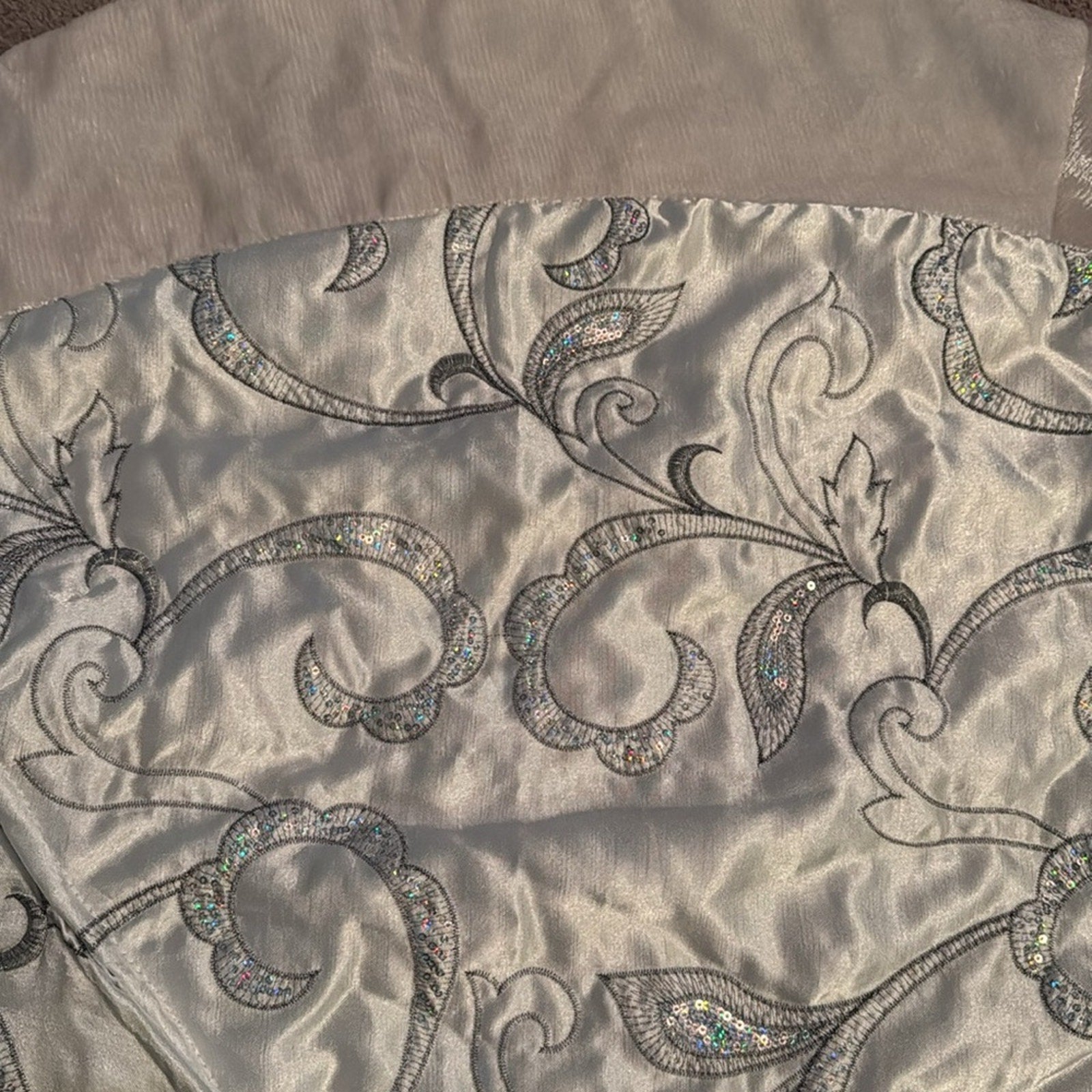 Faux Fur Trim Christmas Tree Skirt, White With Sequin Swirl Pattern - 1.2m NWOT