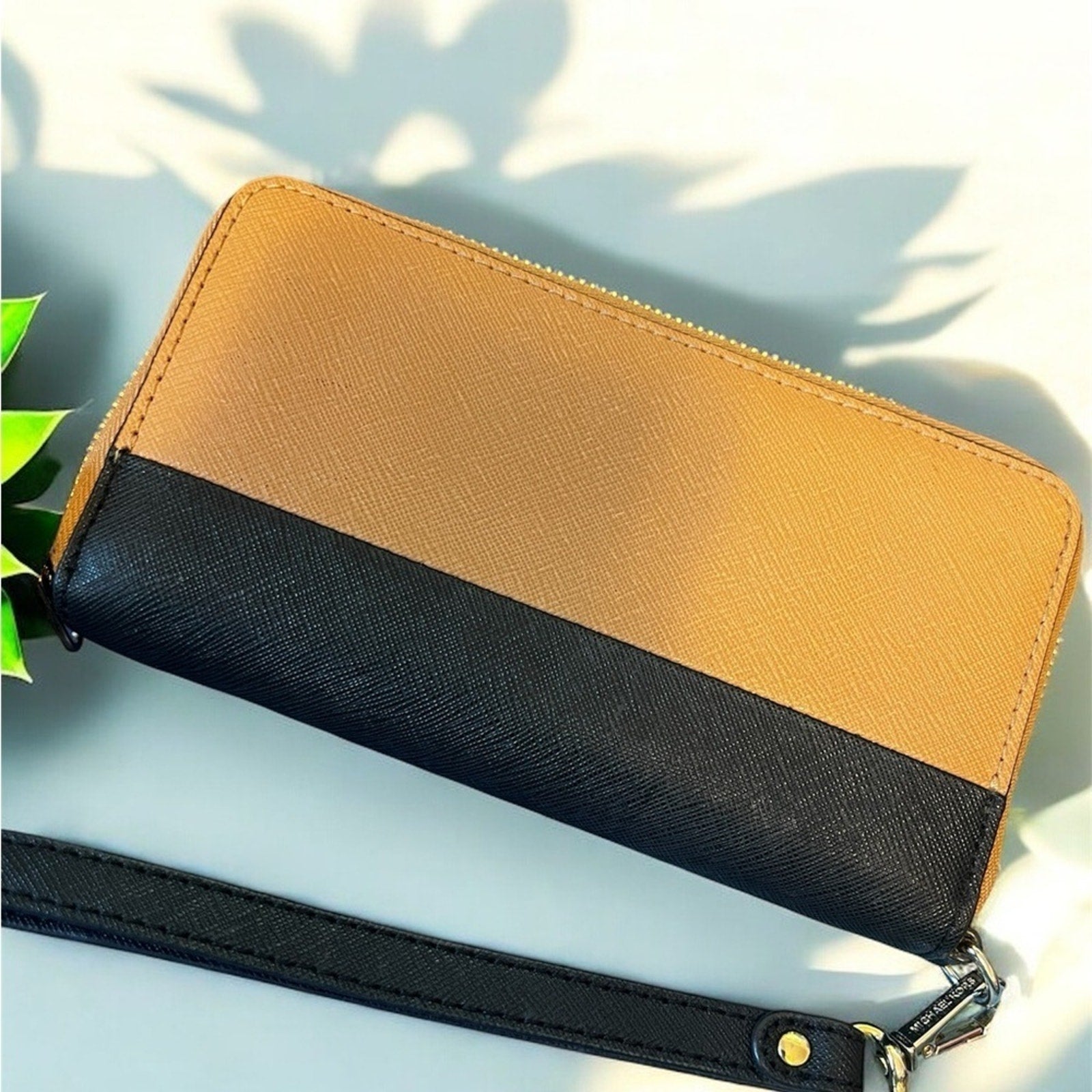 MICHAEL KORS WALLET WRISTLET EUC