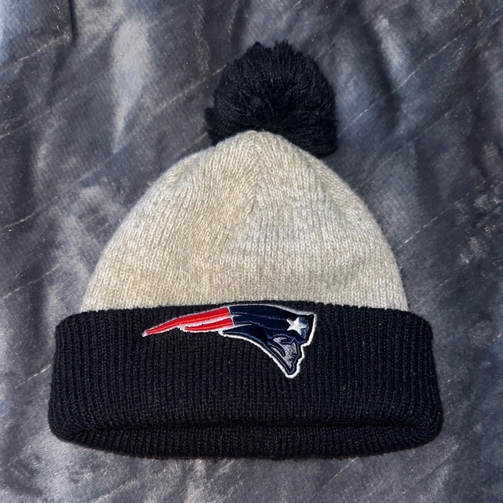 Kids Unisex New England Patriots Winter Knit Pom Cuff Pom Beanie NWOT